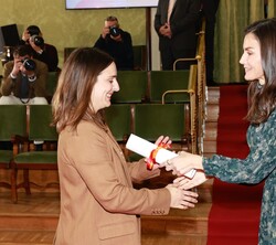 Doña Letizia hace entrega del premio “Fundación Real Academia de Ciencias de España al Joven Talento Científico Femenino” en la categoría 